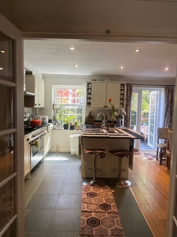 Room Pine Grove in Greater London