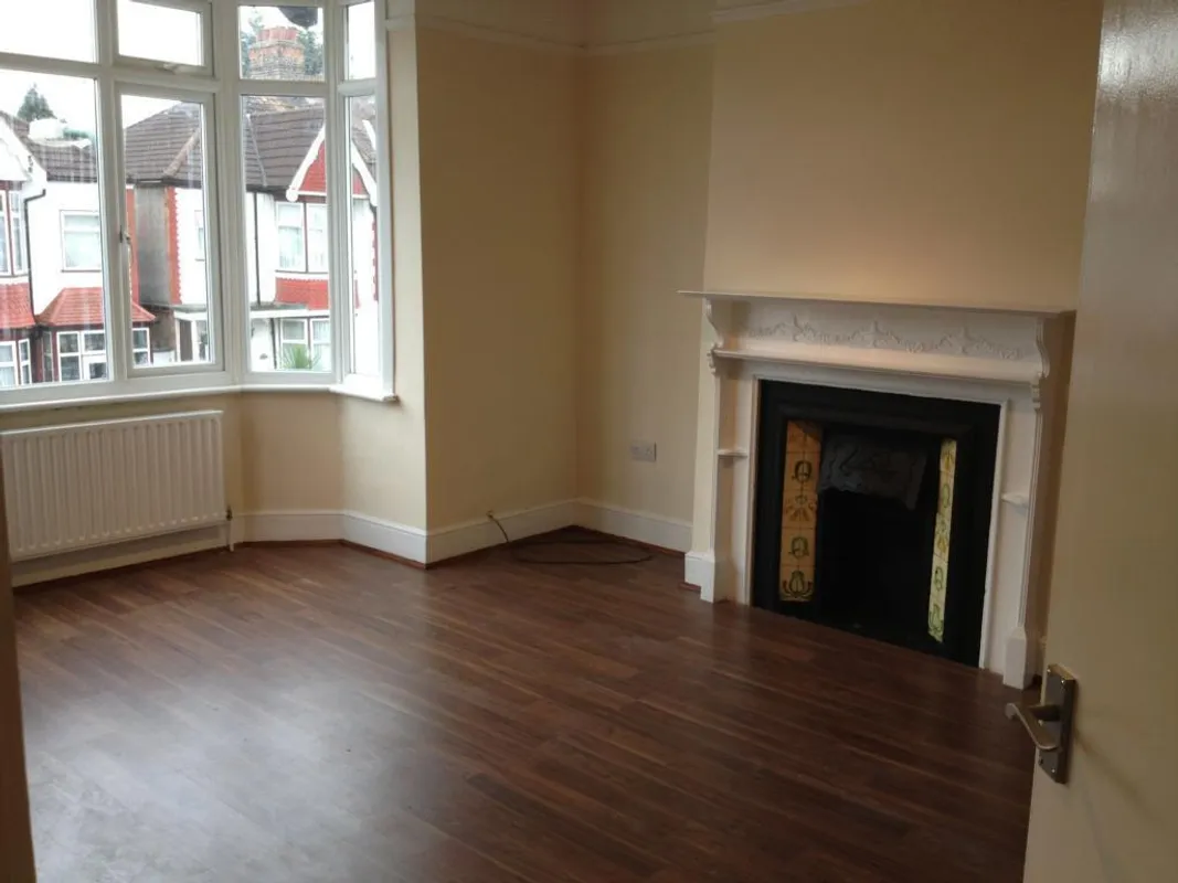 Flat Harrow Road in Greater London