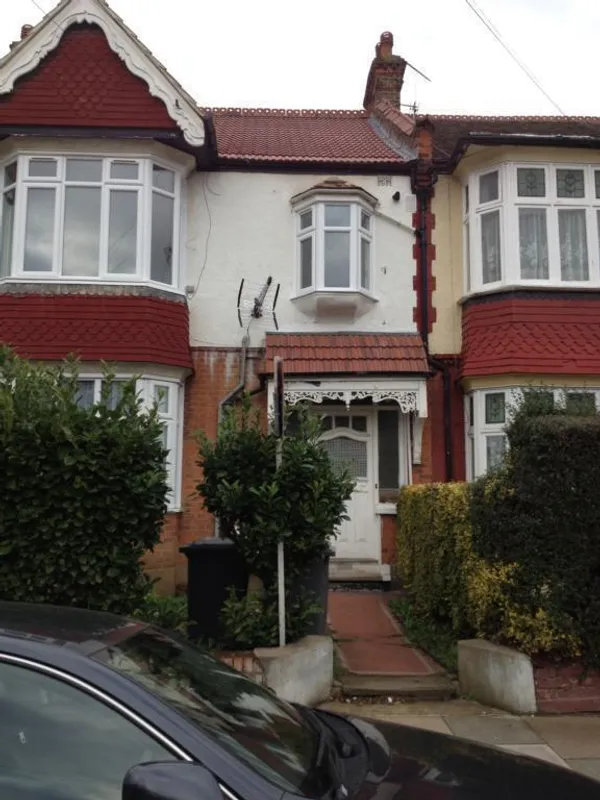 Flat Harrow Road in Greater London