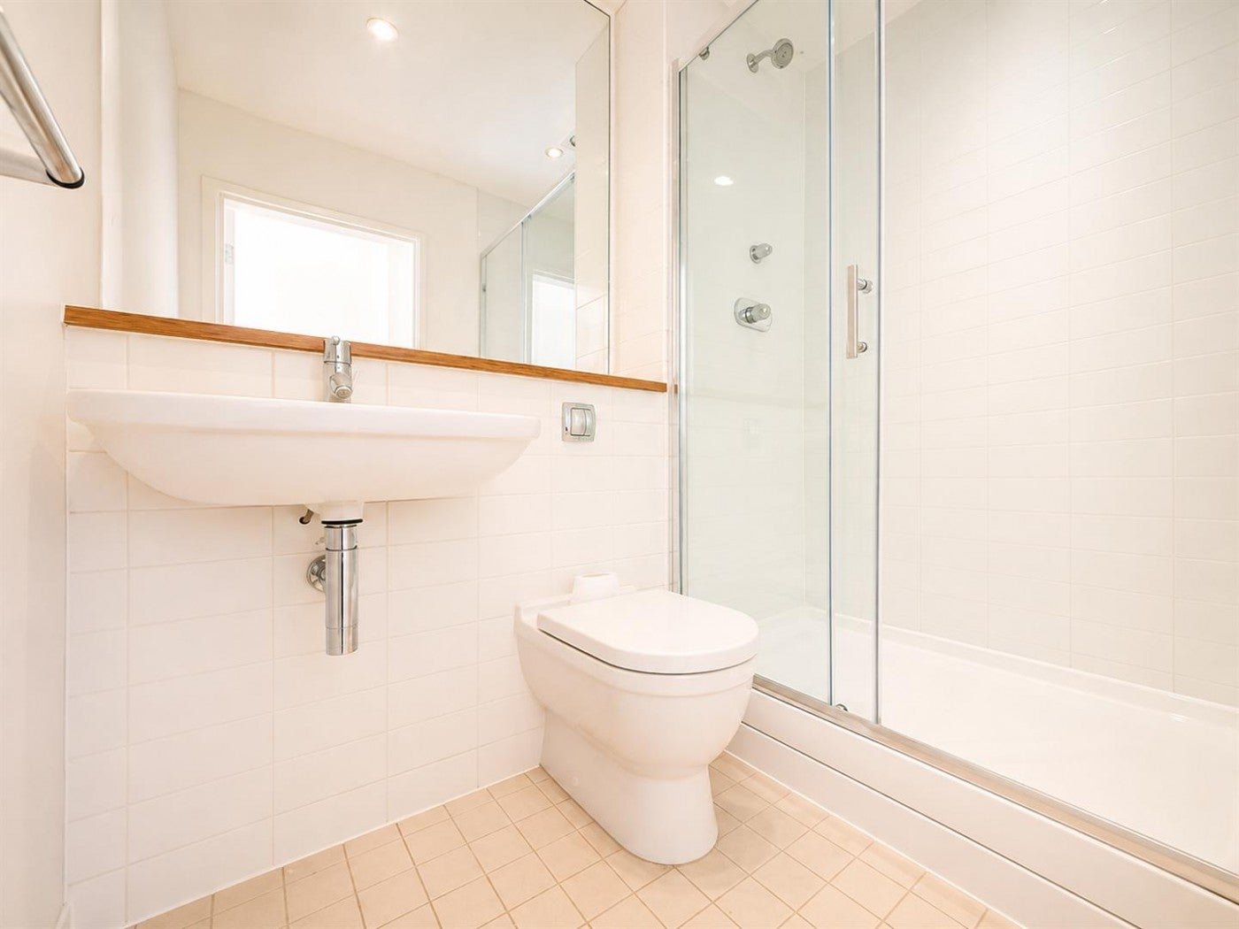 Flat Elvedon Road in Greater London