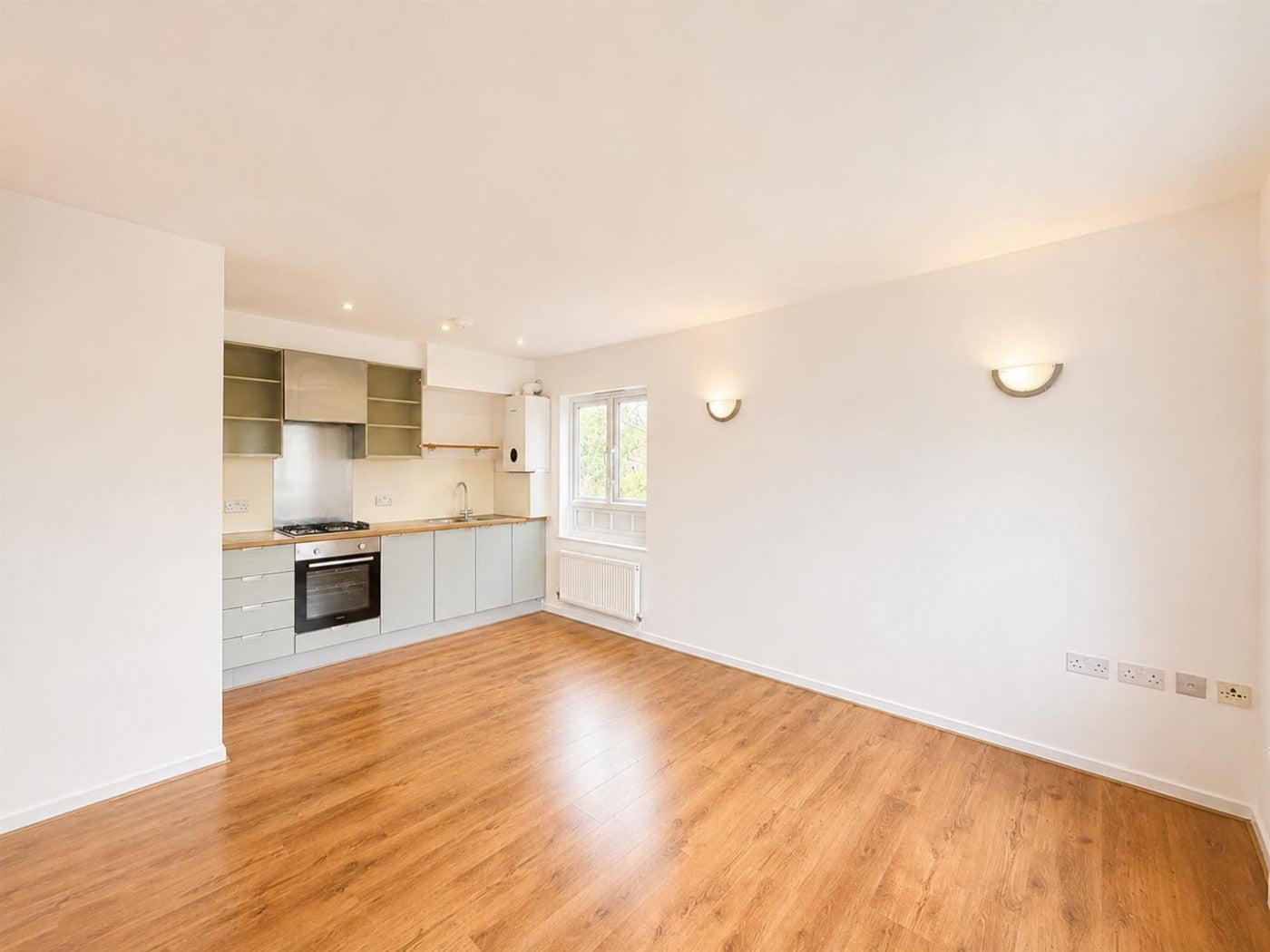 Flat Elvedon Road in Greater London