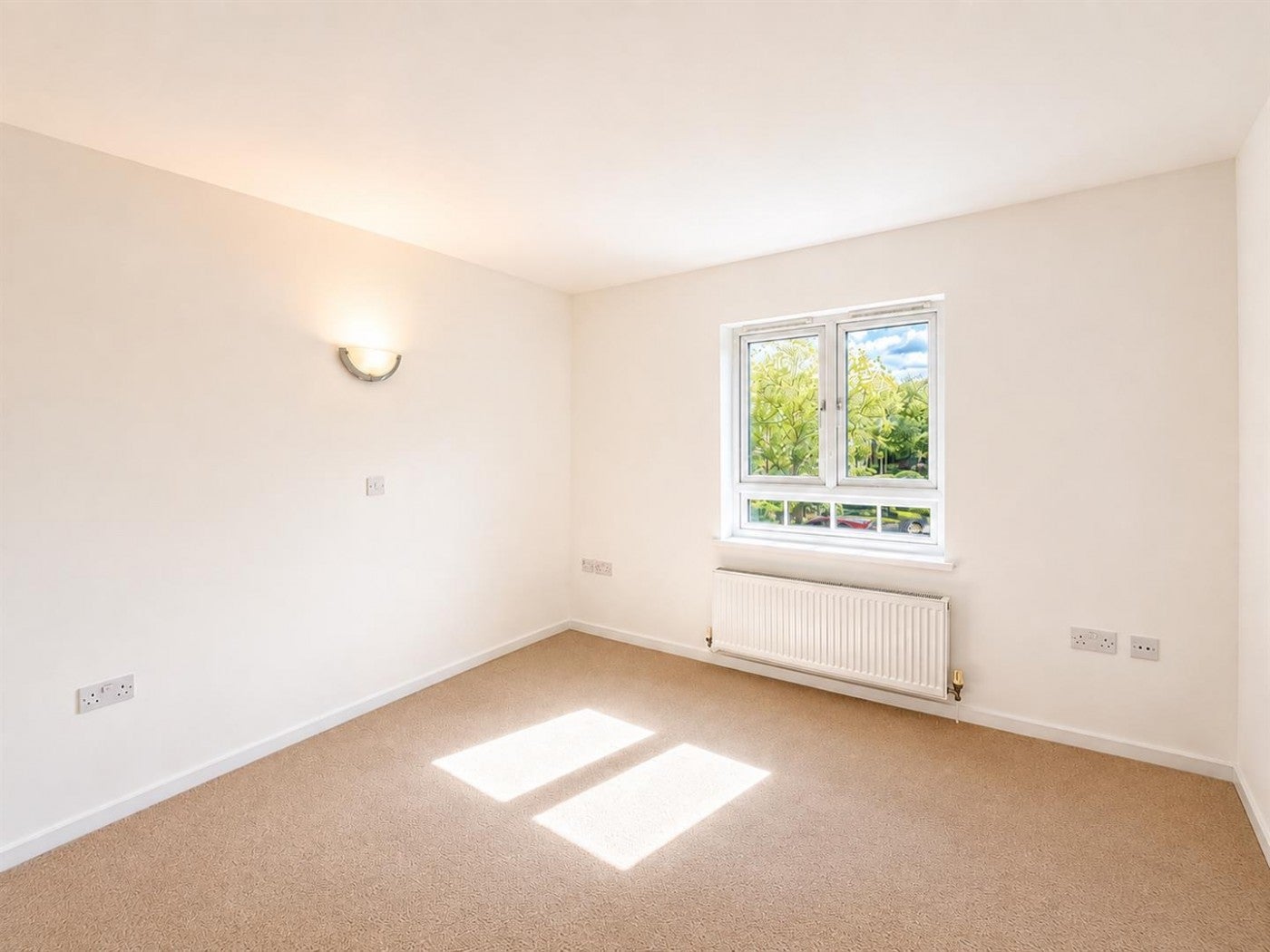 Flat Elvedon Road in Greater London