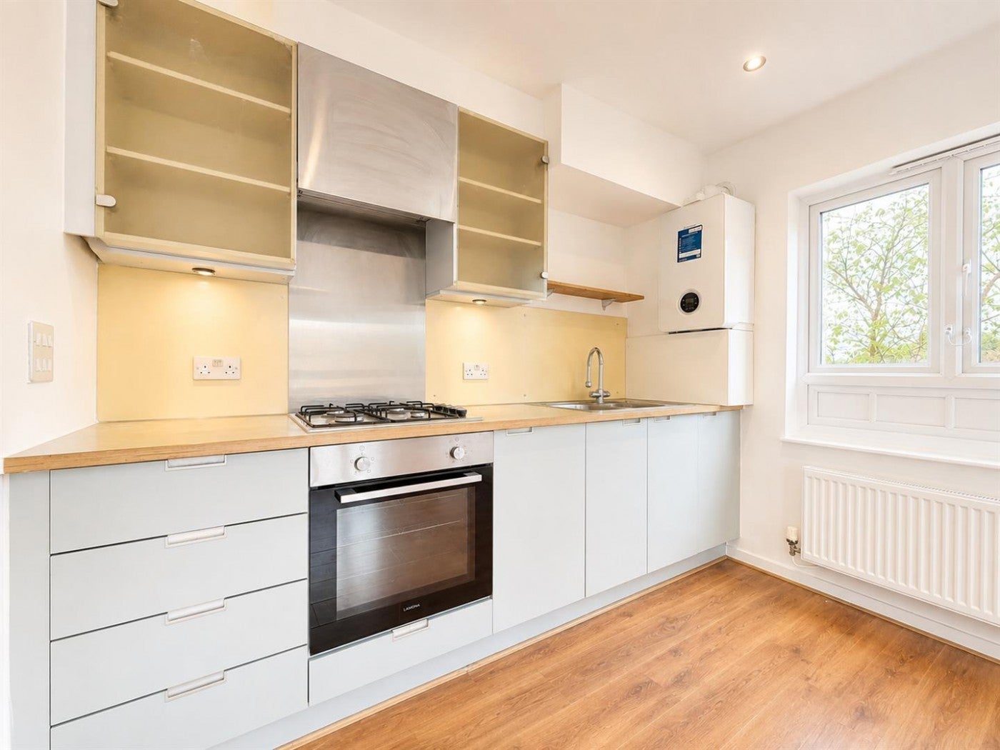 Flat Elvedon Road in Greater London