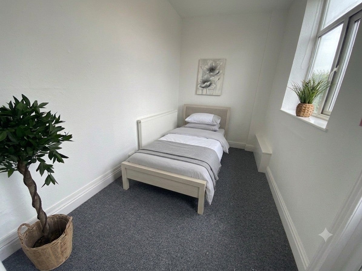 Room Back Forest Road in Southport