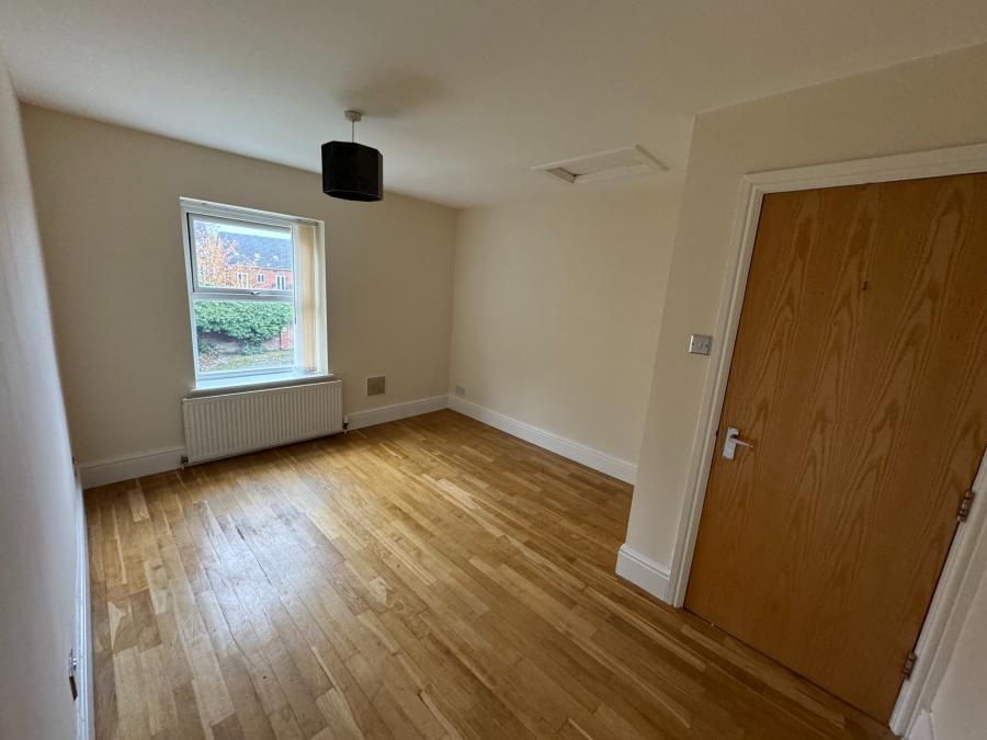 Flat Barnard Road in Oxton Village