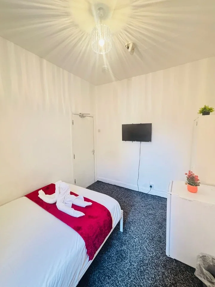 Room Mossford Street in Greater London