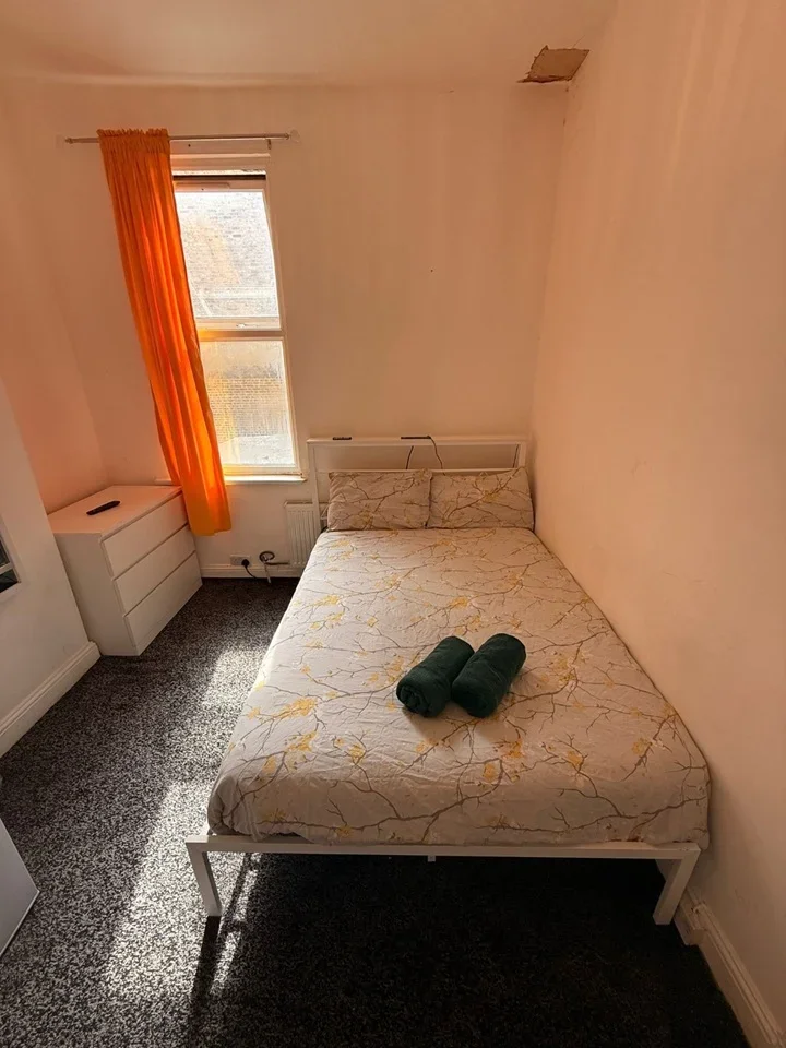 Room Mossford Street in Greater London