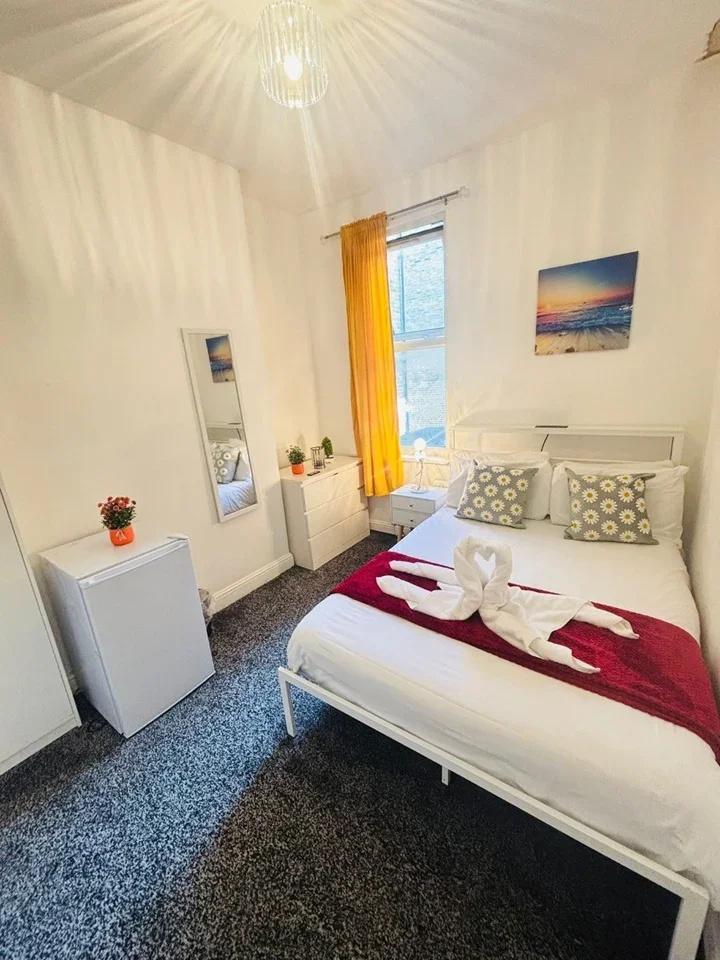 Room Mossford Street in Greater London
