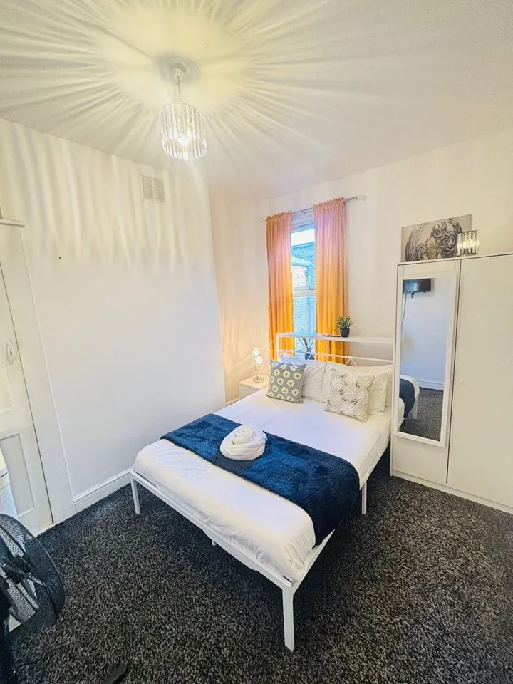 Room Mossford Street in Greater London
