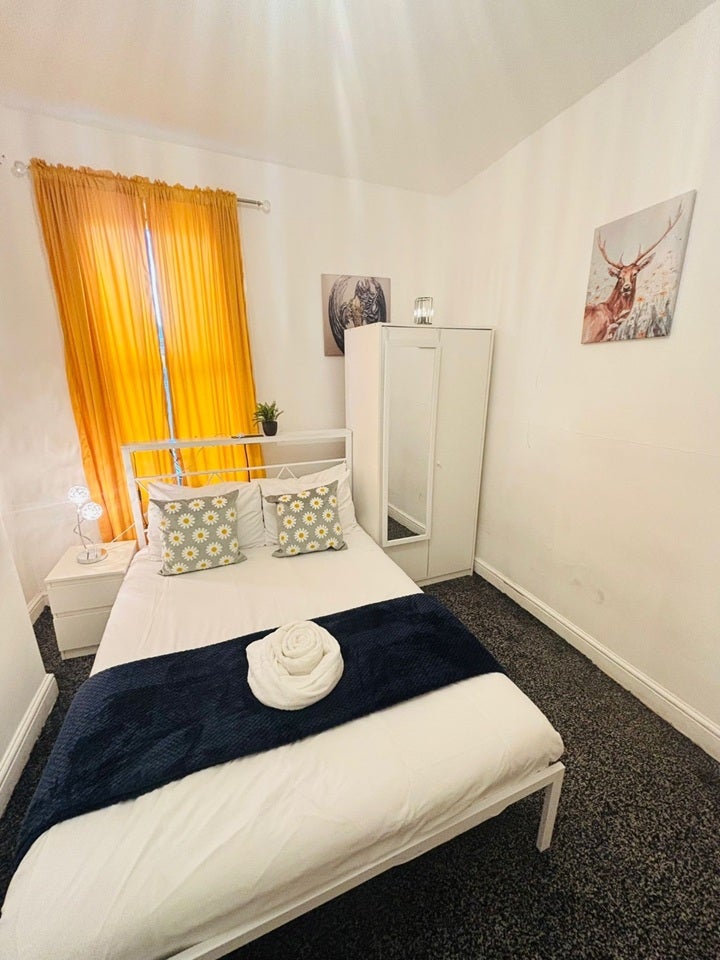 Room Mossford Street in Greater London