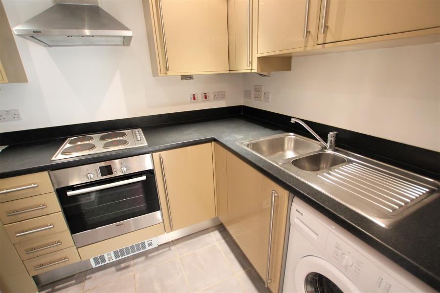 Flat Victoria Way in Woking