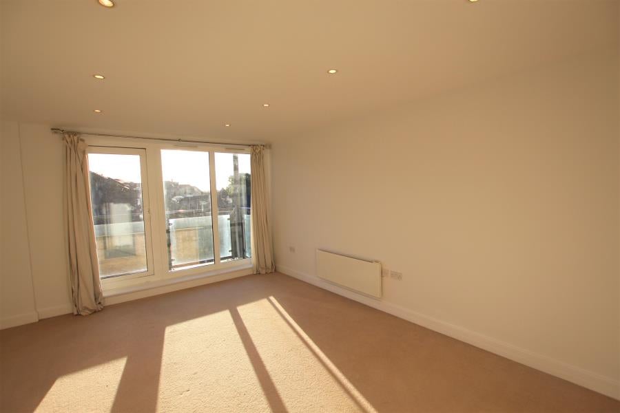 Flat Victoria Way in Woking