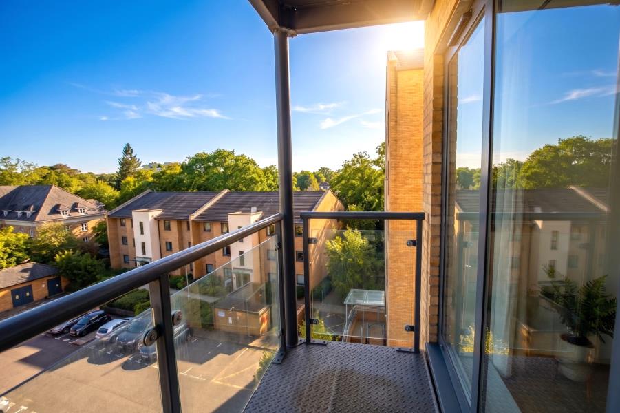 Flat Victoria Way in Woking