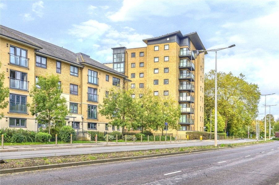 Flat Victoria Way in Woking