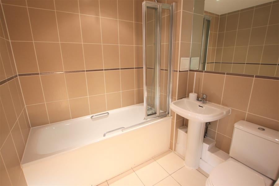 Flat Victoria Way in Woking