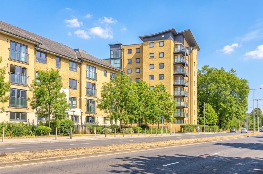Flat Victoria Way in Woking