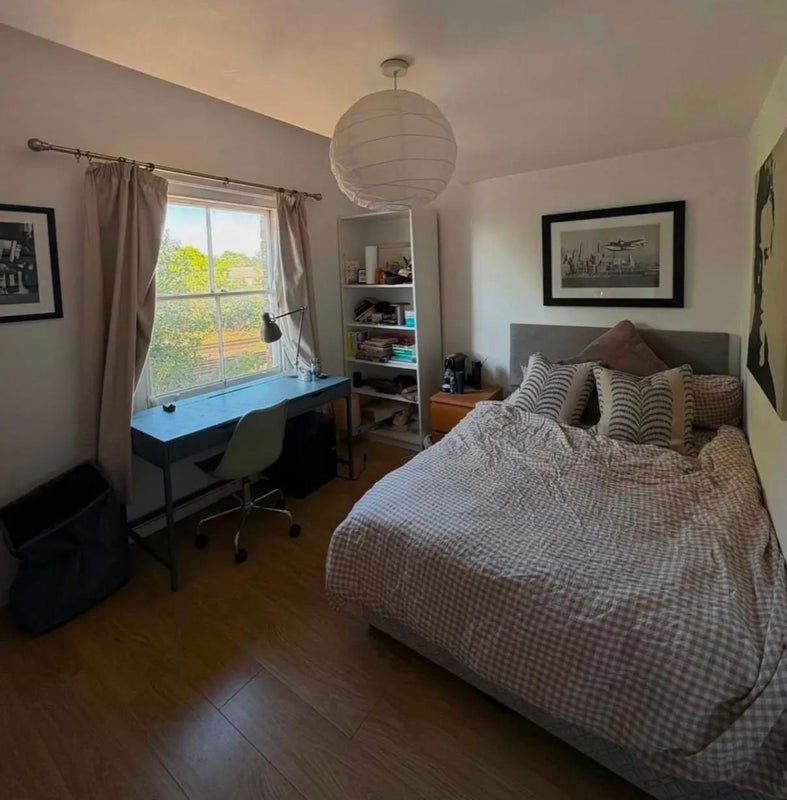 Room Ferndale Road in Greater London