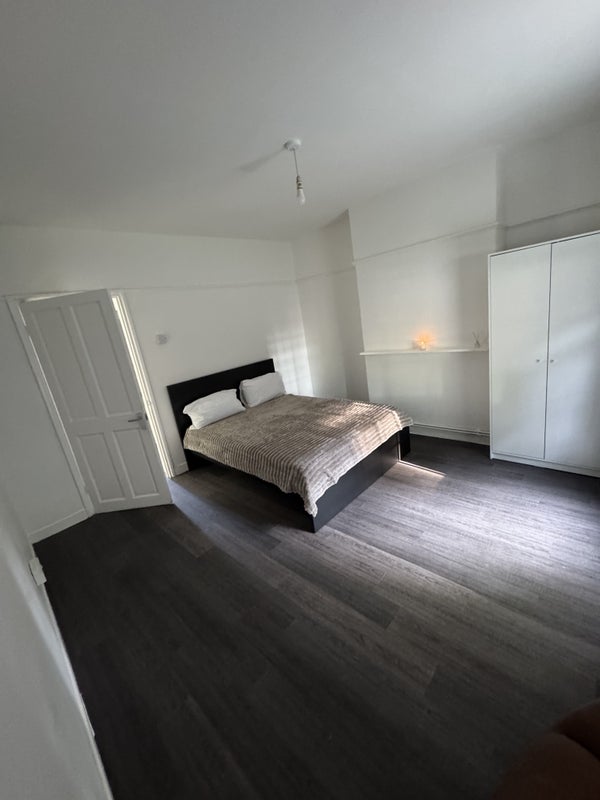 Room Wandsworth Road in Greater London