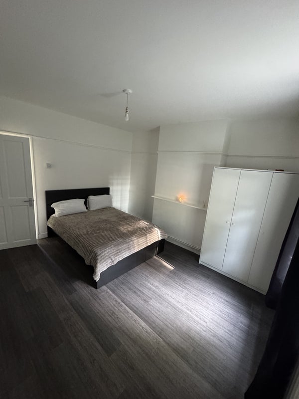 Room Wandsworth Road in Greater London