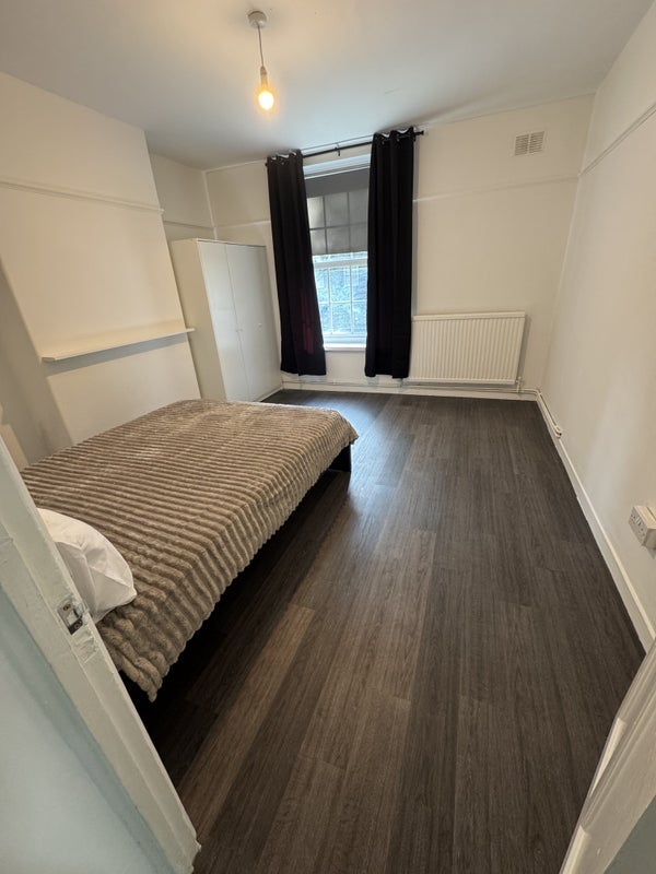 Room Wandsworth Road in Greater London