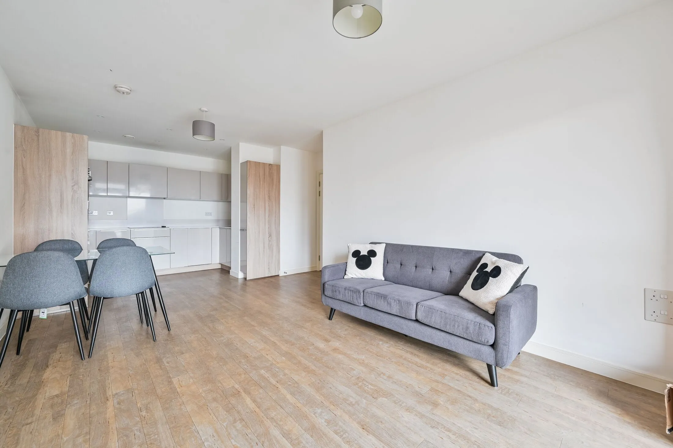 Flat Christchurch Way in Greater London