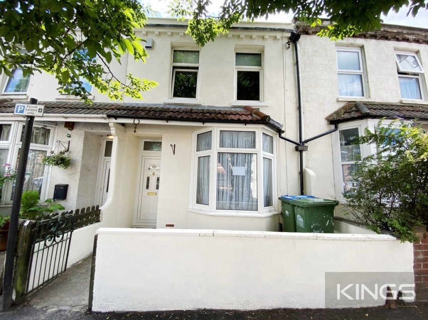 Flat Raven Road in Southampton