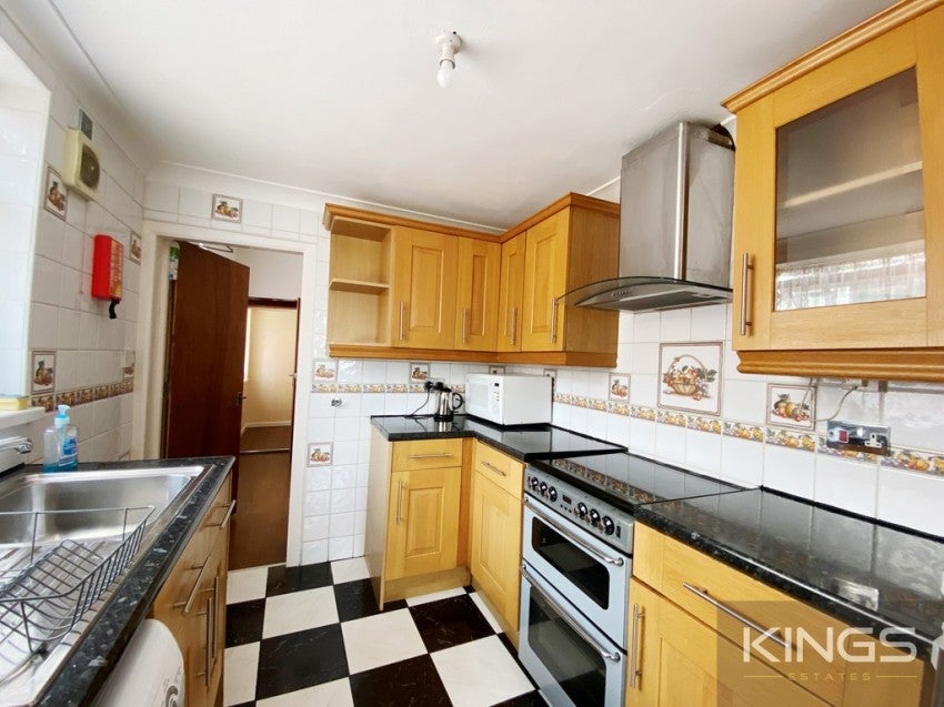 Flat Raven Road in Southampton