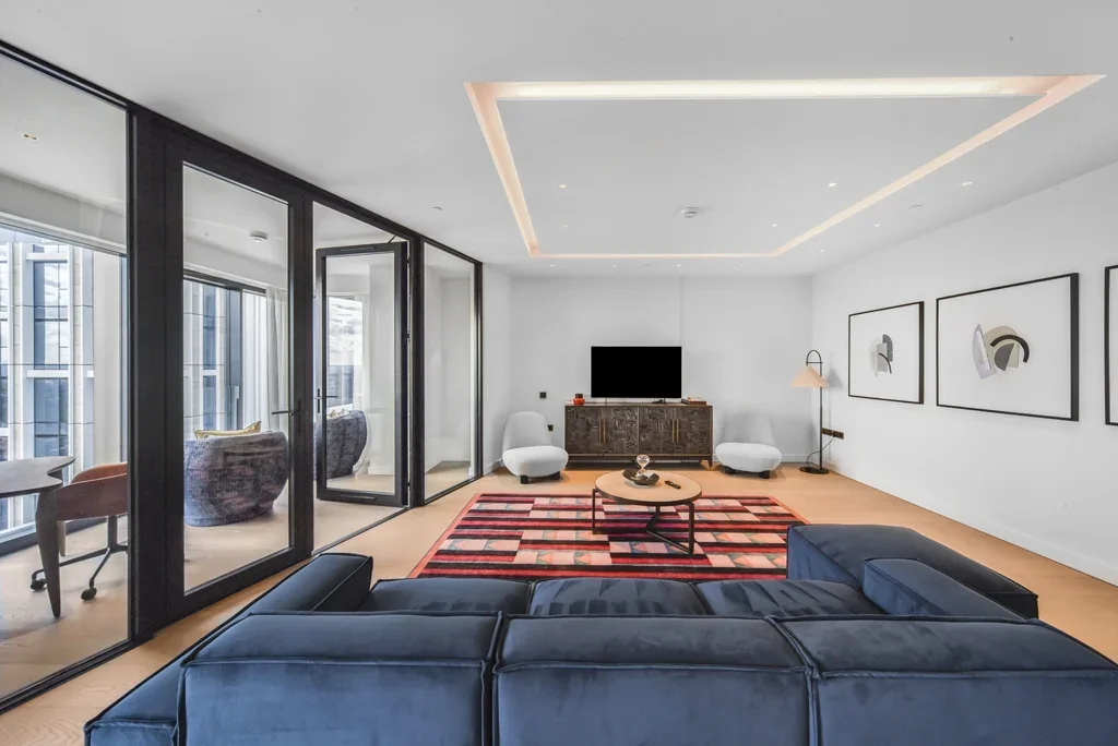 Flat Nine Elms Lane in Greater London