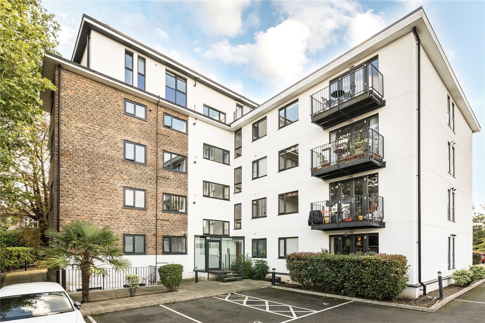 Flat Knollys Road in Greater London
