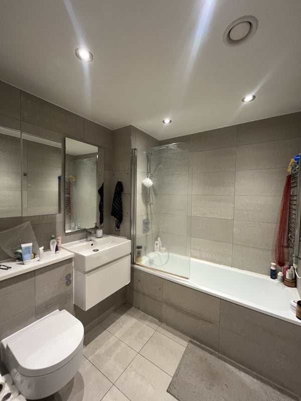 Room Grand Depot Road in Greater London