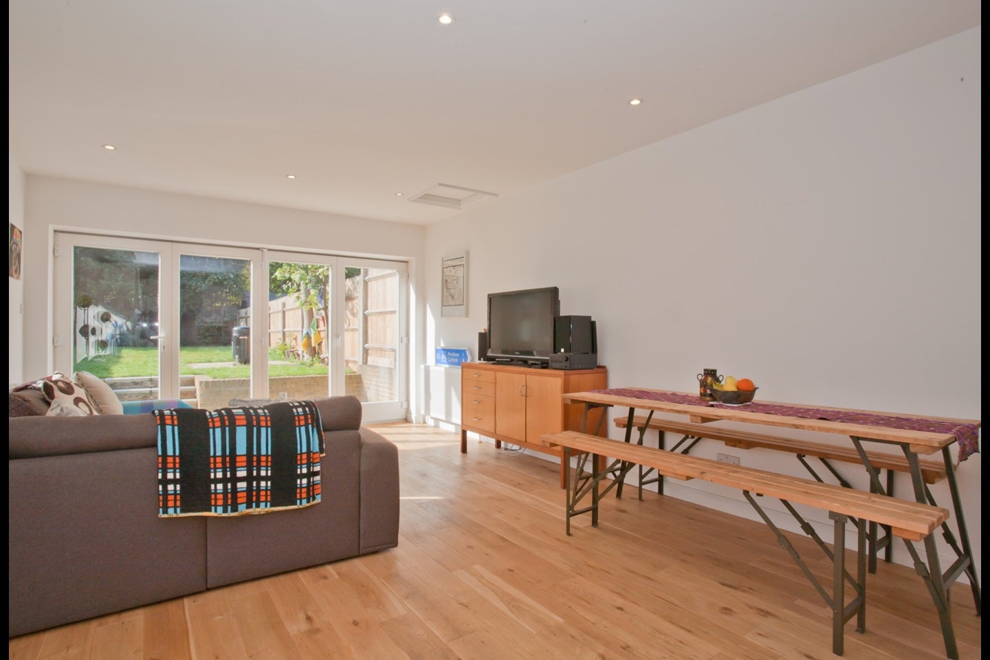 Flat Peckham Hill Street in Greater London