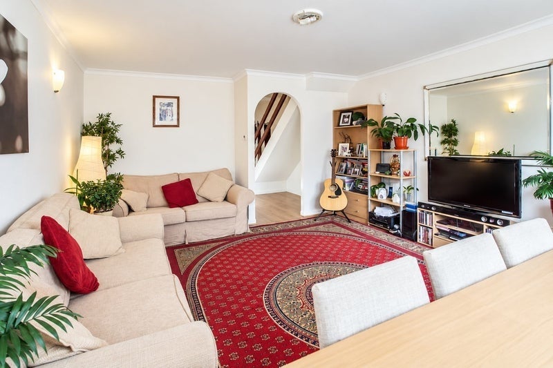 Room Field Road in Greater London