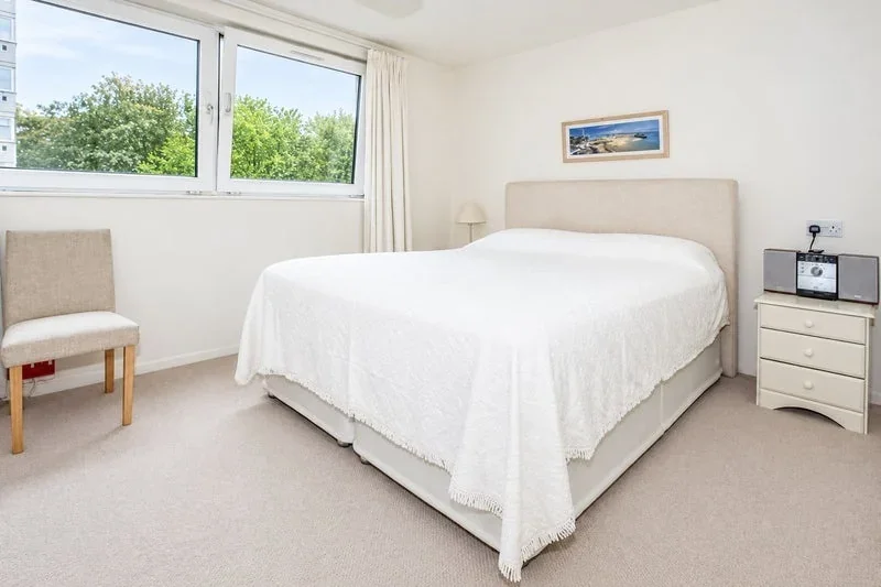 Room Field Road in Greater London