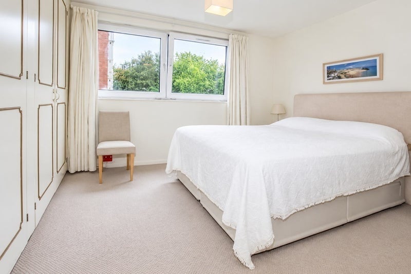 Room Field Road in Greater London