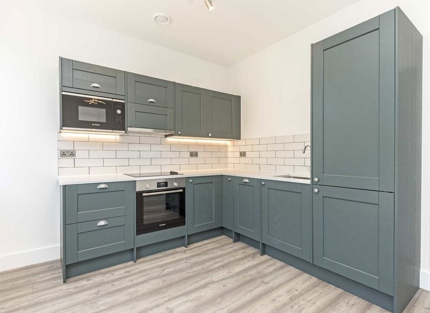 Flat Rosemont Road in Greater London