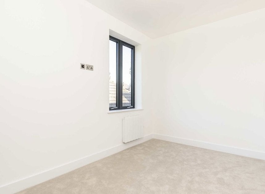 Flat Rosemont Road in Greater London