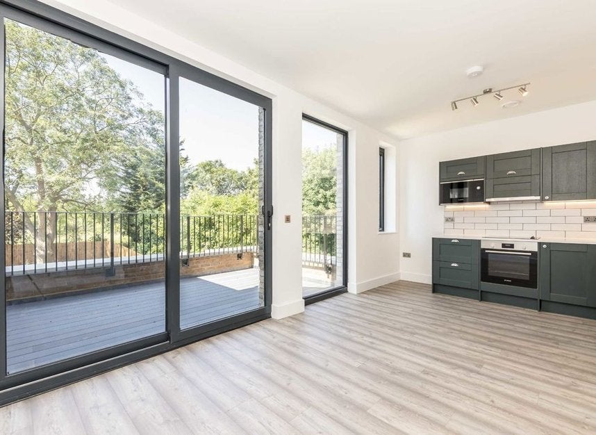 Flat Rosemont Road in Greater London