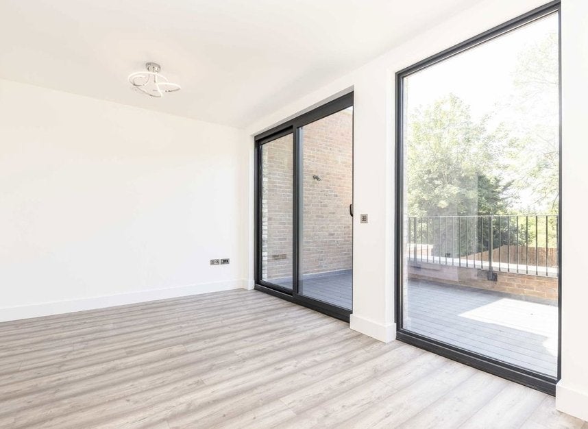 Flat Rosemont Road in Greater London