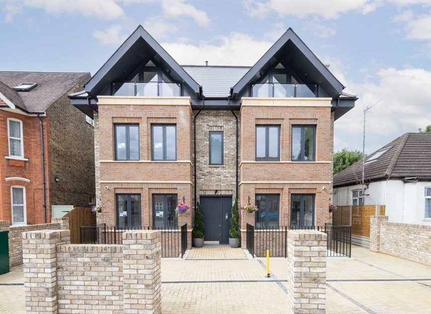 Flat Rosemont Road in Greater London