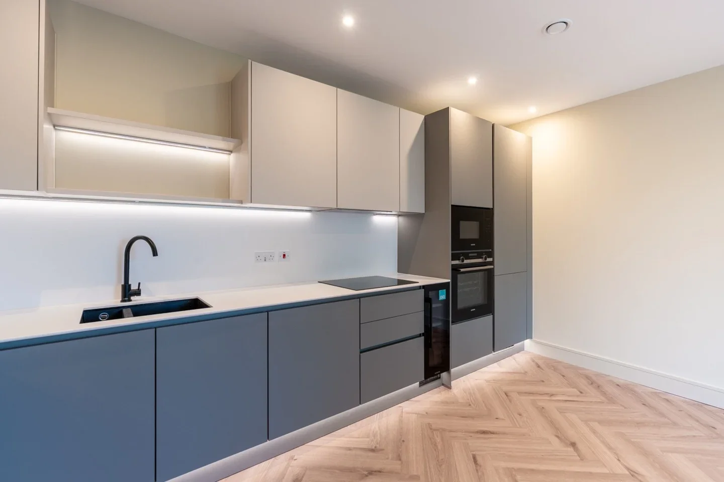 Flat Lapidge Drive in Greater London