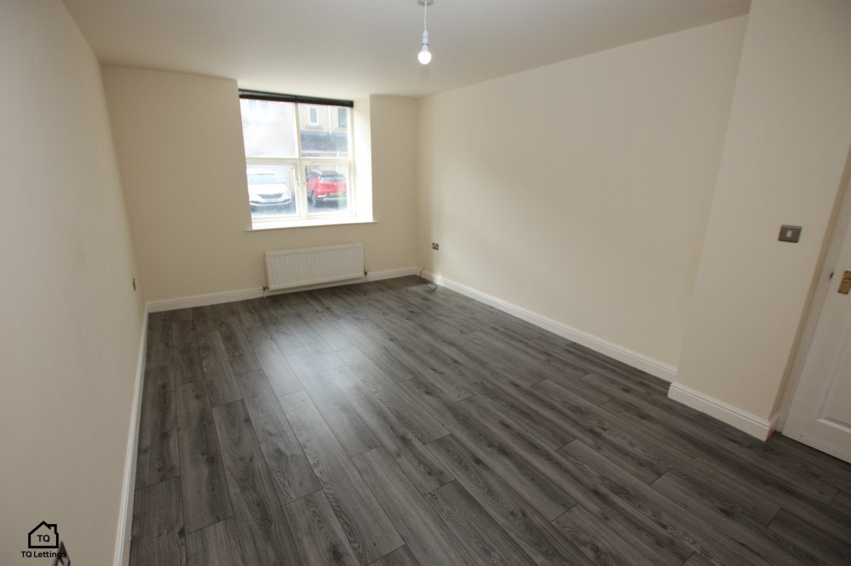 Flat Commercial Road in Kirklees