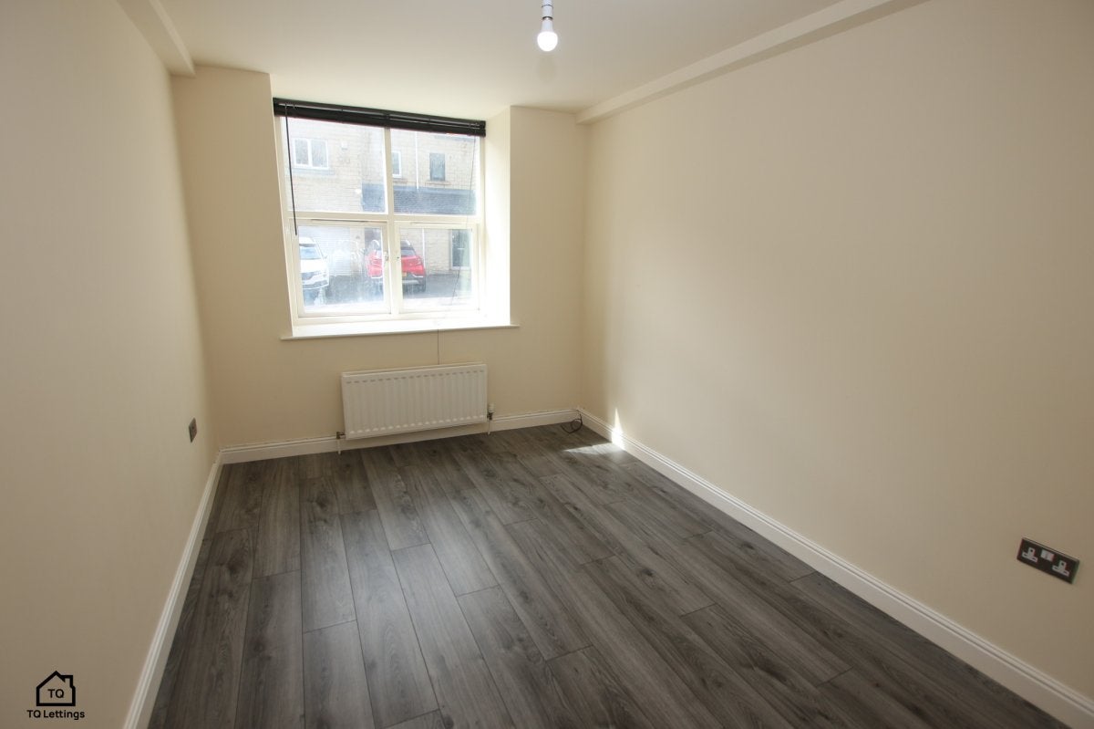 Flat Commercial Road in Kirklees