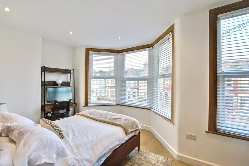Room Whymark Avenue in Greater London