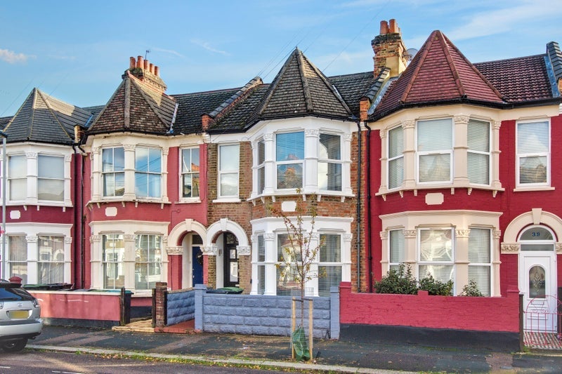 Room Whymark Avenue in Greater London