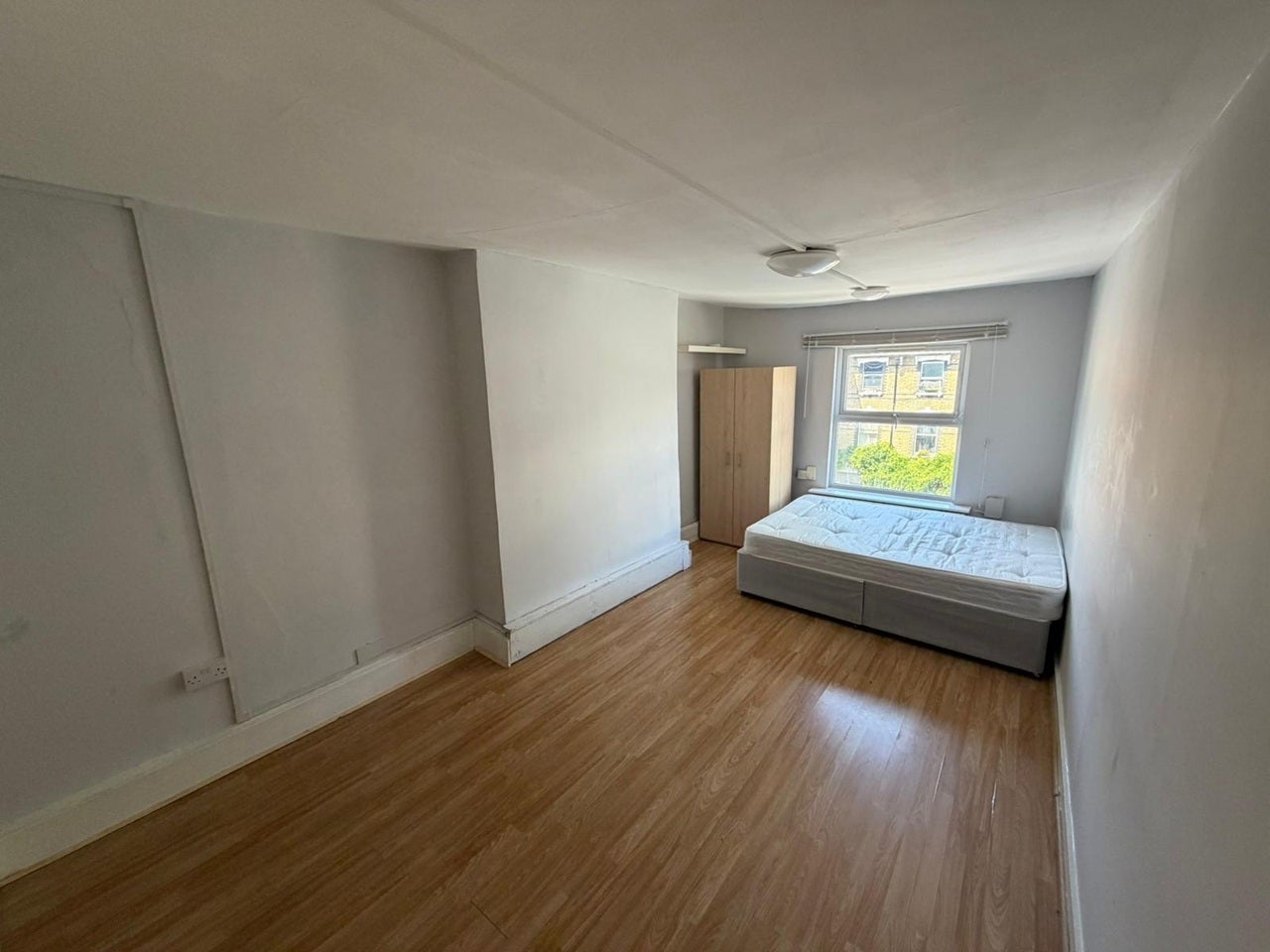 Flat Cazenove Road in Greater London