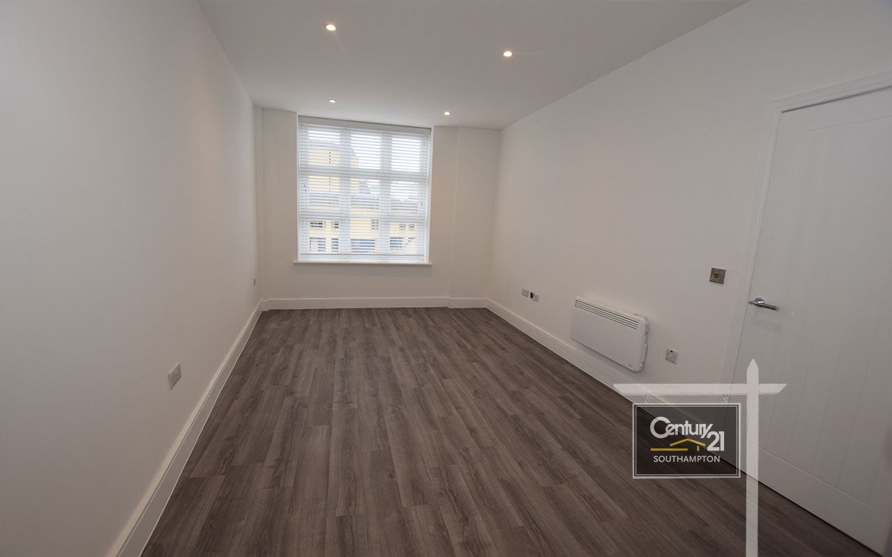 Flat College Place in Southampton
