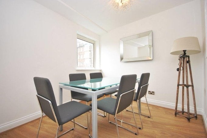 Flat Palgrave Gardens in London