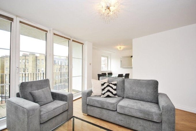 Flat Palgrave Gardens in London