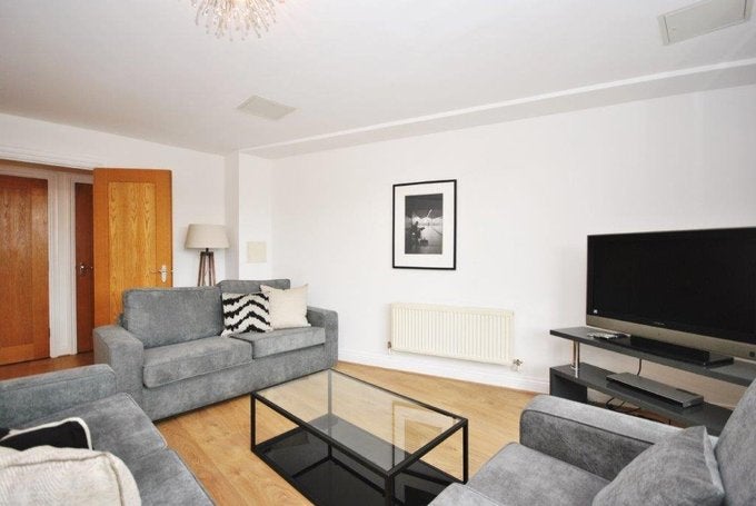 Flat Palgrave Gardens in London