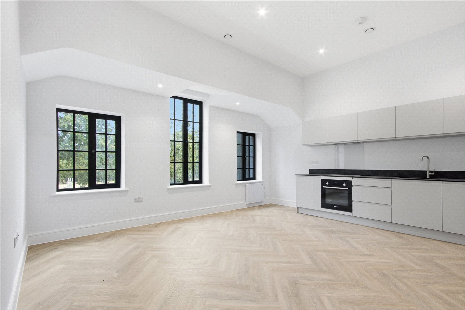 Flat Brunswick Park Road in Greater London